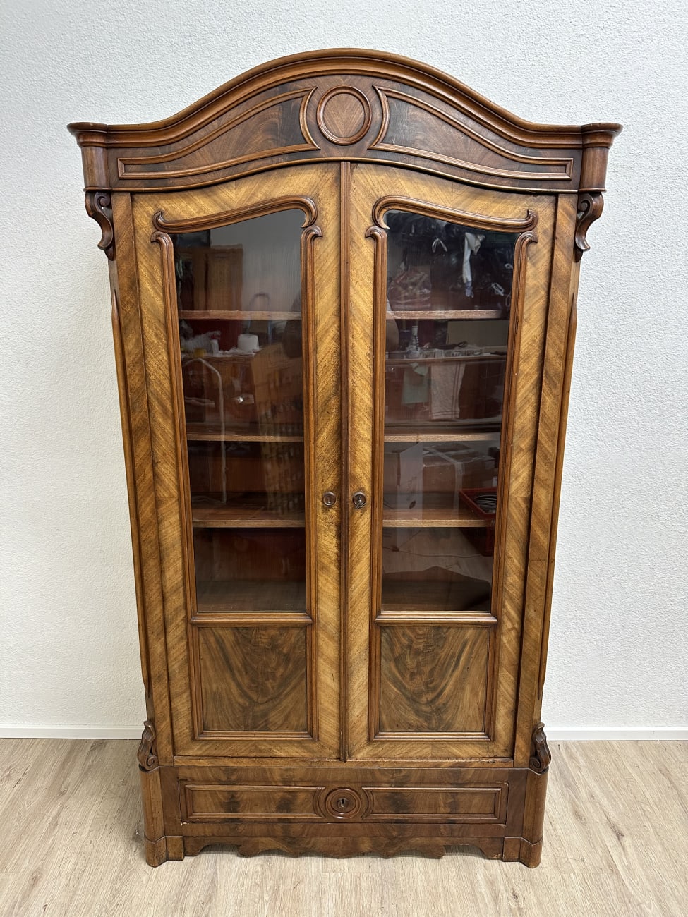 Vintage Standvitrine aus Holz mit Glasfront und Schnitzereien