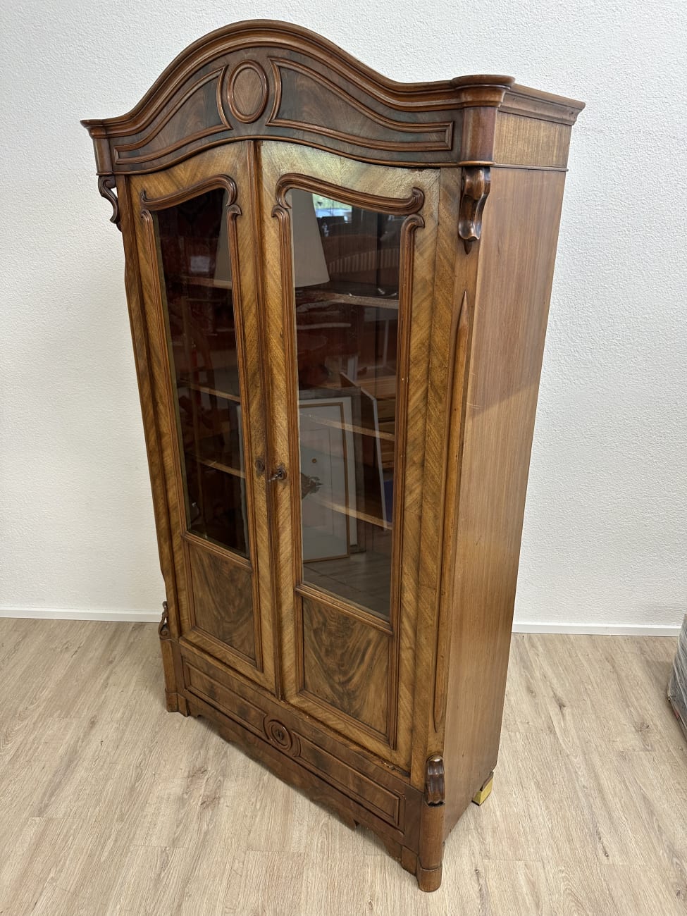 Vintage Standvitrine aus Holz mit Glasfront und Schnitzereien