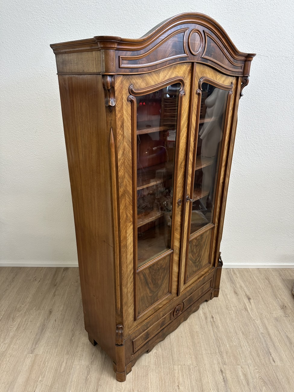 Vintage Standvitrine aus Holz mit Glasfront und Schnitzereien