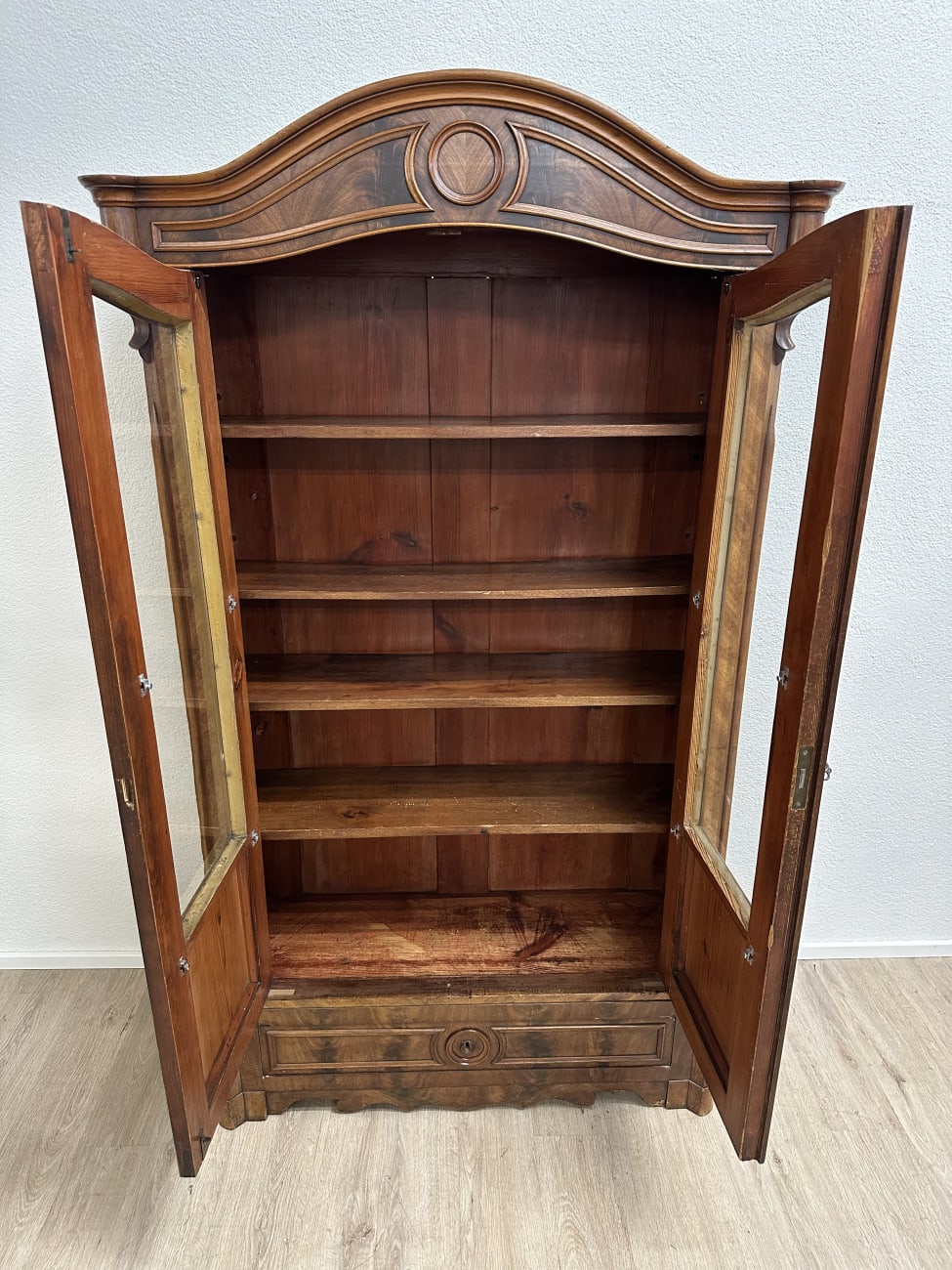Vintage Standvitrine aus Holz mit Glasfront und Schnitzereien