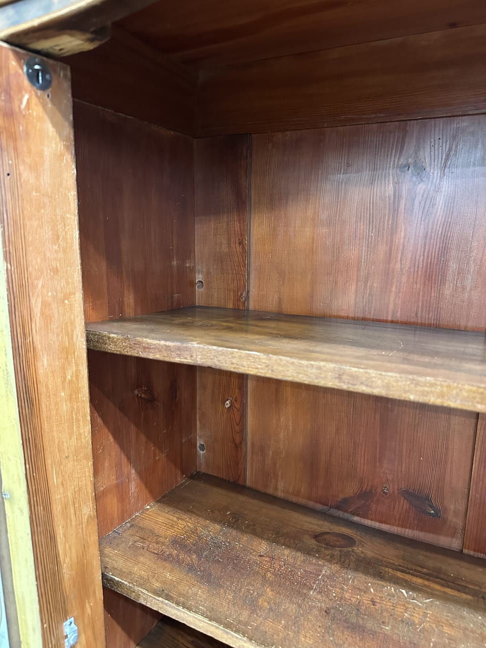 Vintage Standvitrine aus Holz mit Glasfront und Schnitzereien