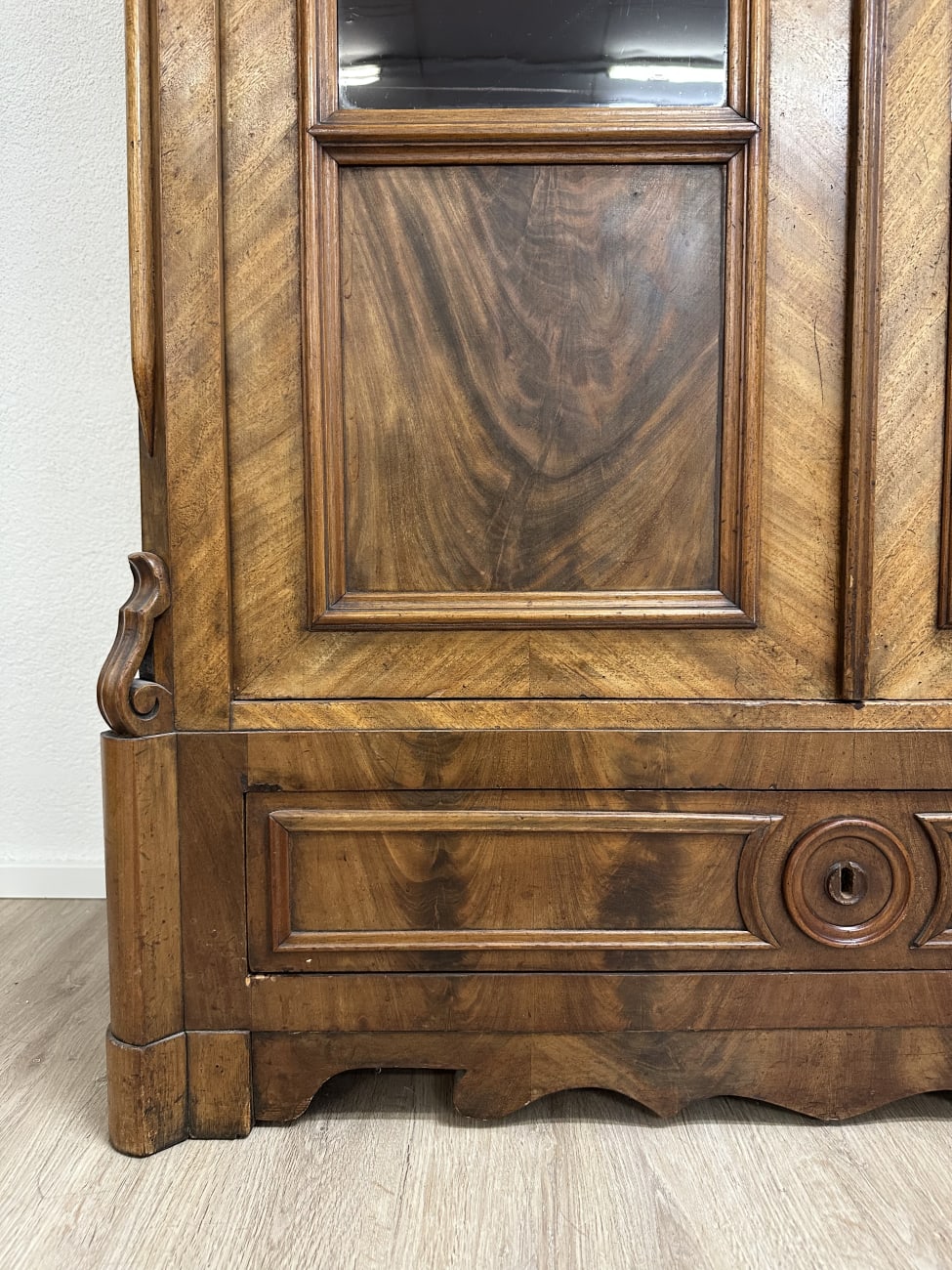 Vintage Standvitrine aus Holz mit Glasfront und Schnitzereien