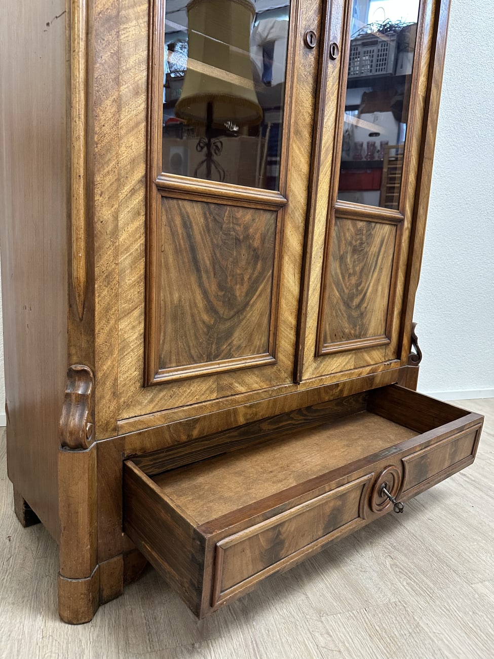 Vintage Standvitrine aus Holz mit Glasfront und Schnitzereien
