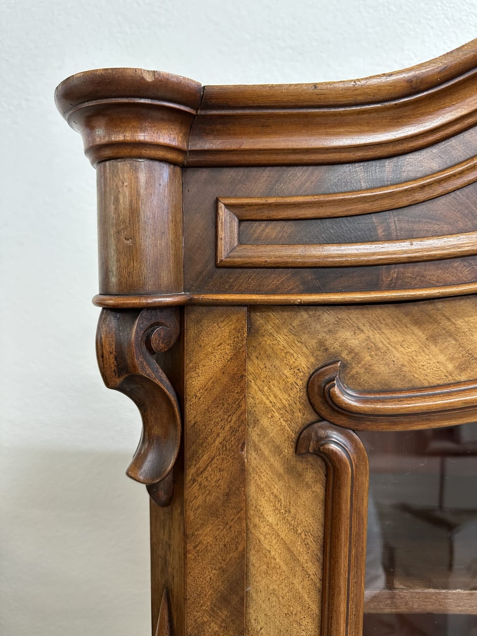 Vintage Standvitrine aus Holz mit Glasfront und Schnitzereien