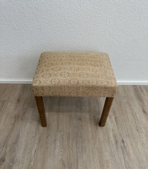 Vintage Polsterhocker mit floralem Stoffbezug und Holzbeinen