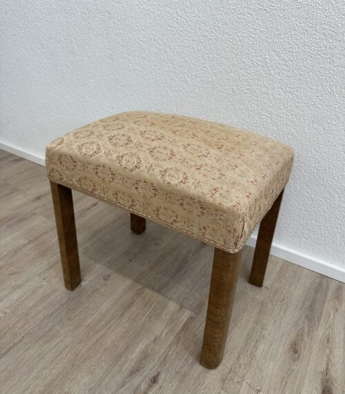 Vintage Polsterhocker mit floralem Stoffbezug und Holzbeinen