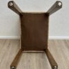 Vintage Polsterhocker mit floralem Stoffbezug und Holzbeinen
