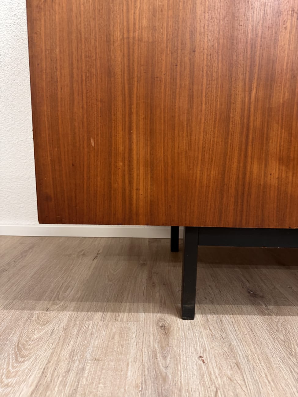 Vintage Sideboard mit Schubladen und Türen auf Metallfüssen
