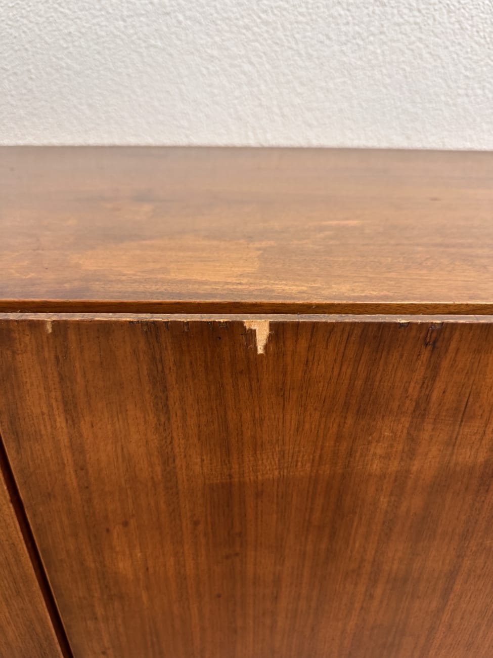 Vintage Sideboard mit Schubladen und Türen auf Metallfüssen