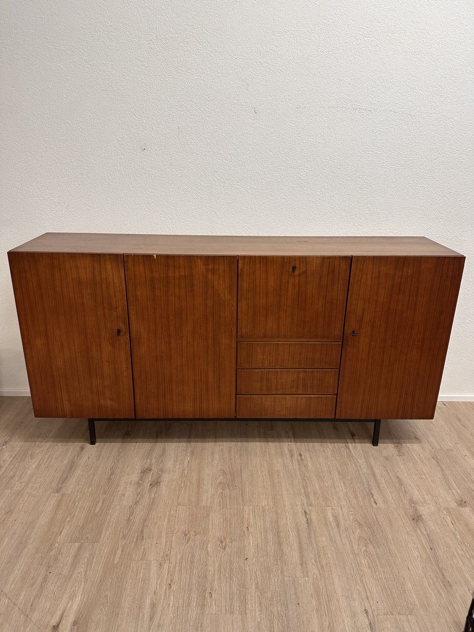 Vintage Sideboard mit Schubladen und Türen auf Metallfüssen