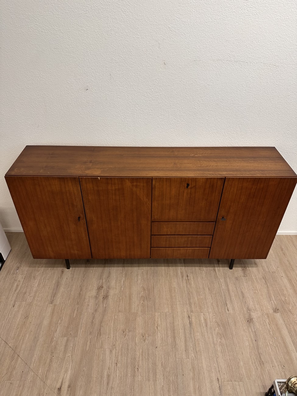 Vintage Sideboard mit Schubladen und Türen auf Metallfüssen