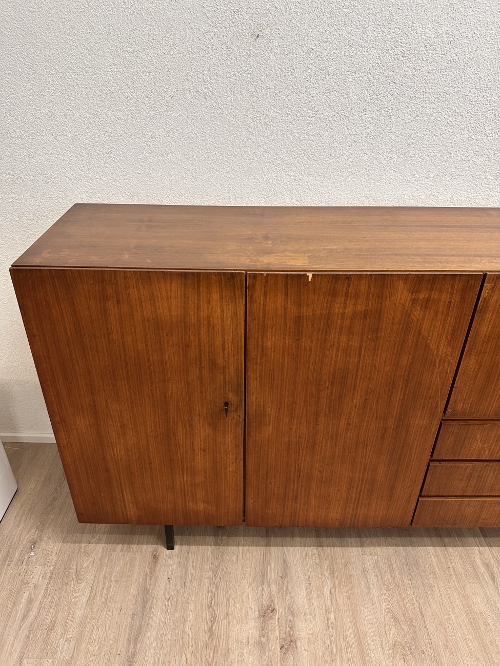 Vintage Sideboard mit Schubladen und Türen auf Metallfüssen