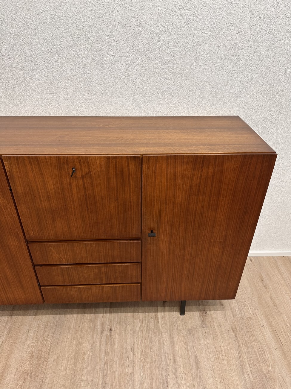 Vintage Sideboard mit Schubladen und Türen auf Metallfüssen