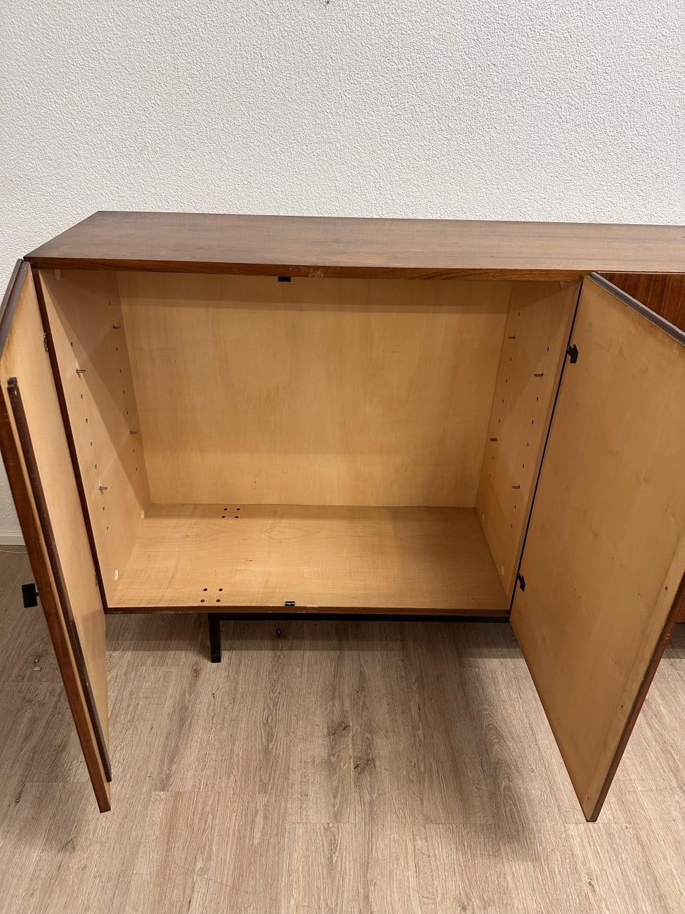 Vintage Sideboard mit Schubladen und Türen auf Metallfüssen