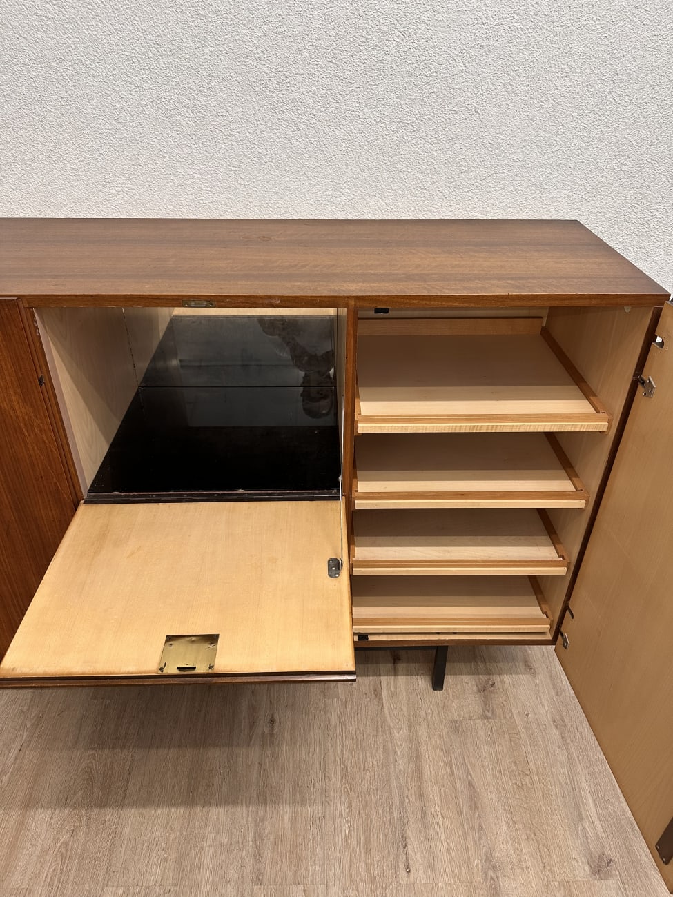 Vintage Sideboard mit Schubladen und Türen auf Metallfüssen
