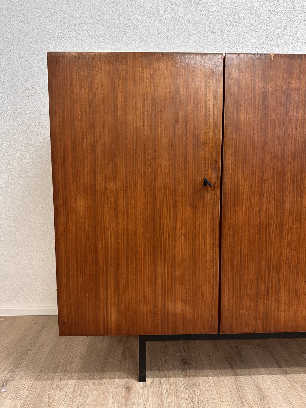 Vintage Sideboard mit Schubladen und Türen auf Metallfüssen