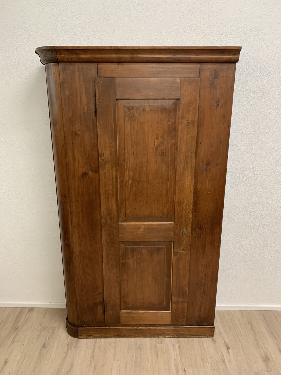 Vintage Wandschrank aus Holz mit offener Regalfläche