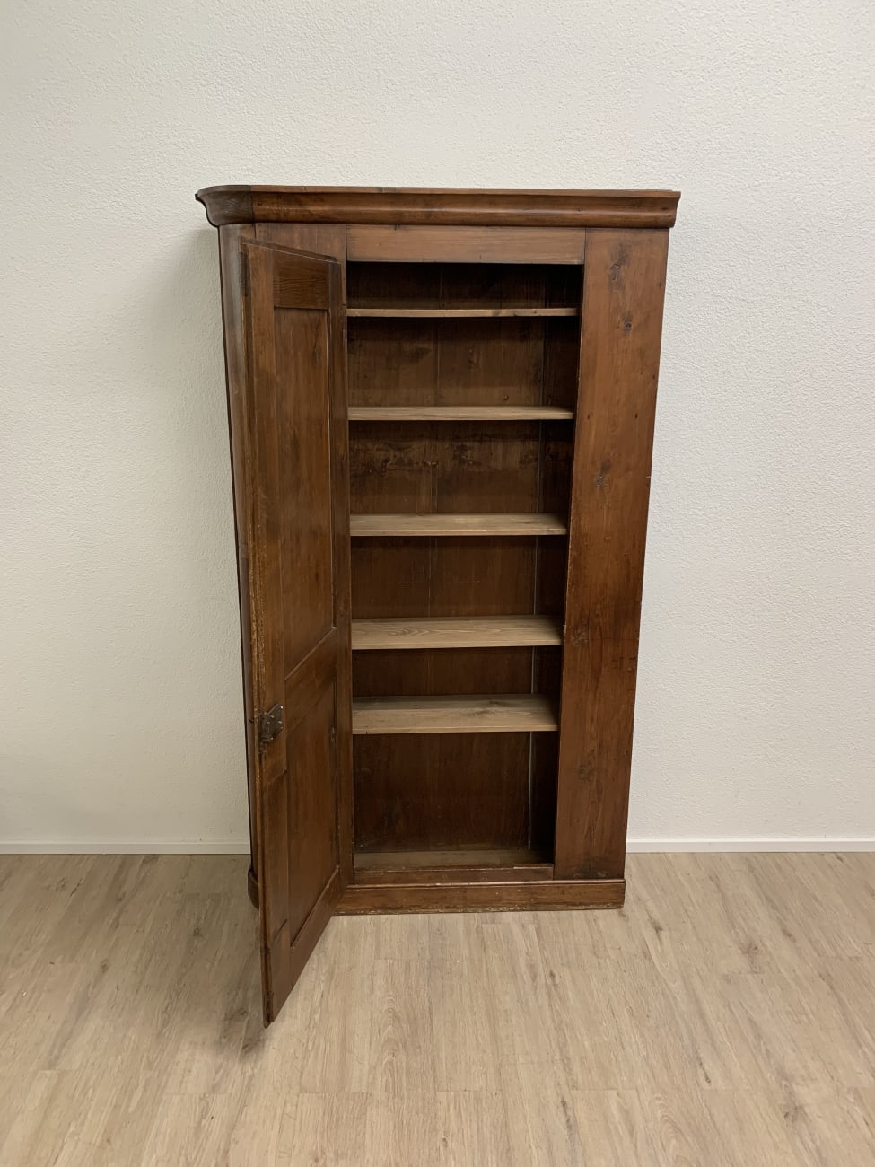 Vintage Wandschrank aus Holz mit offener Regalfläche