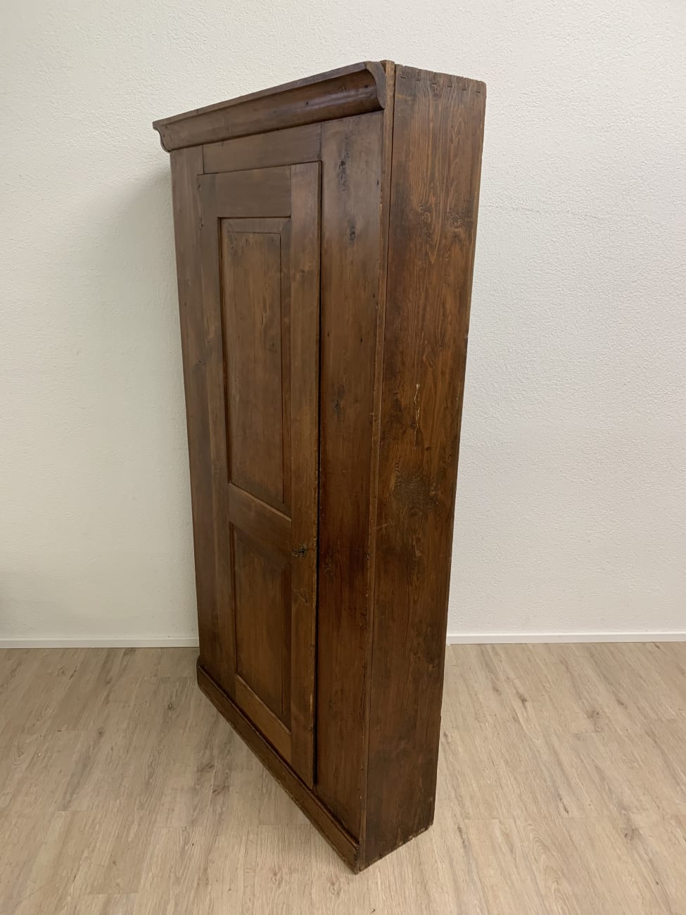 Vintage Wandschrank aus Holz mit offener Regalfläche