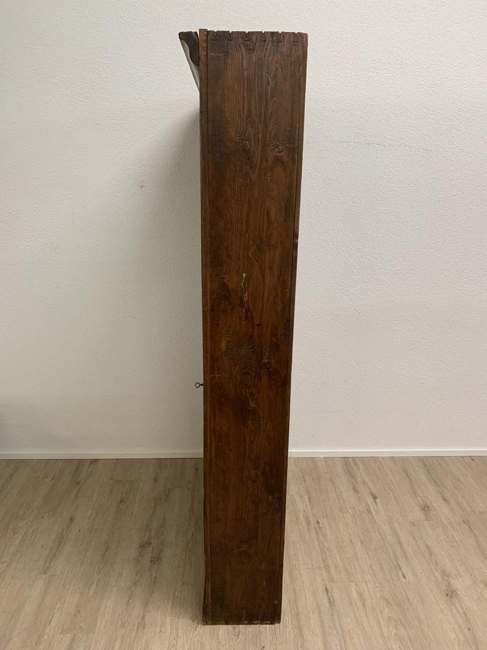 Vintage Wandschrank aus Holz mit offener Regalfläche