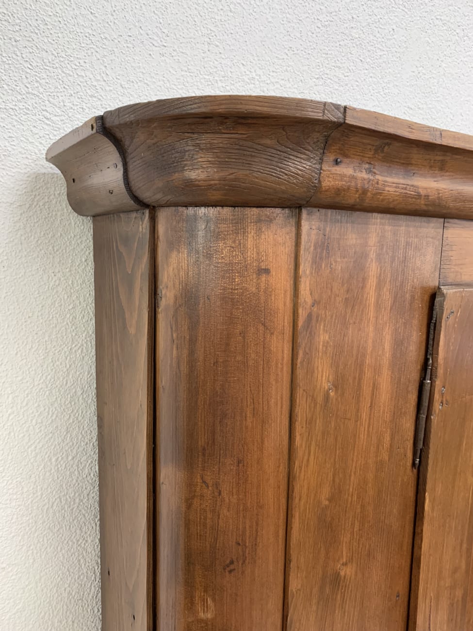 Vintage Wandschrank aus Holz mit offener Regalfläche