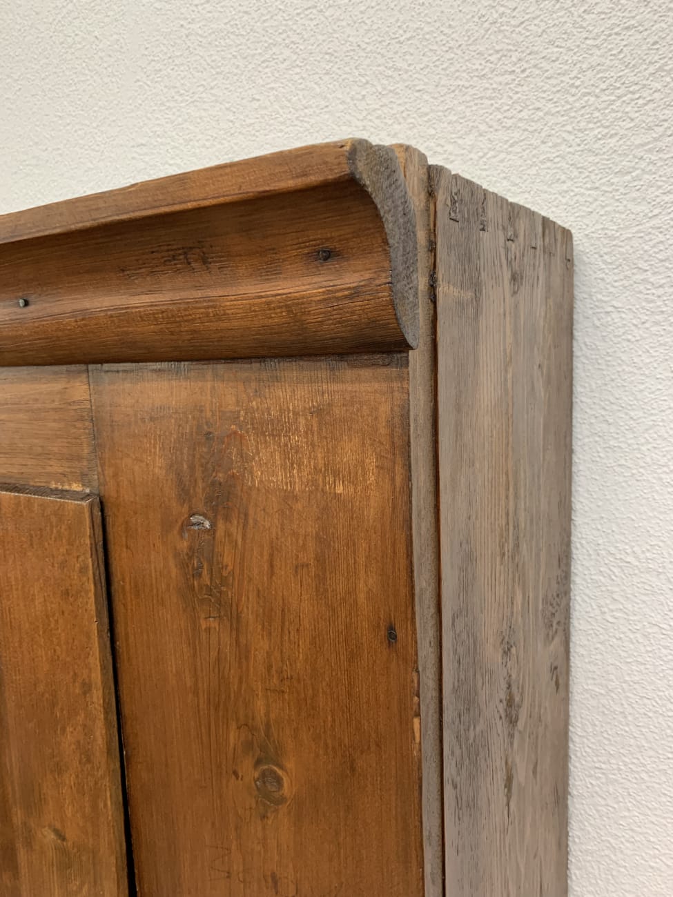 Vintage Wandschrank aus Holz mit offener Regalfläche