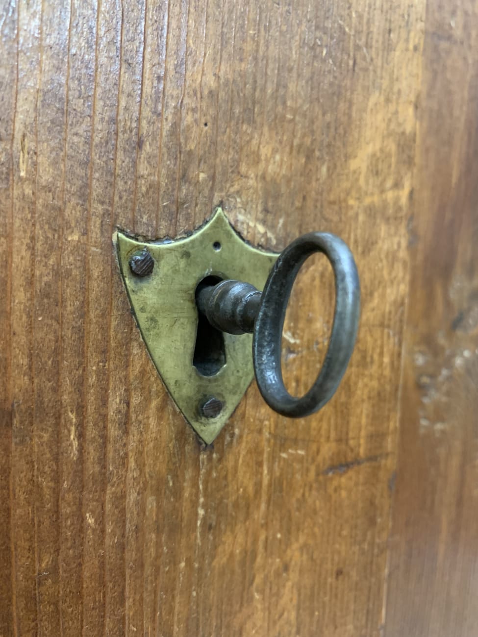 Vintage Wandschrank aus Holz mit offener Regalfläche