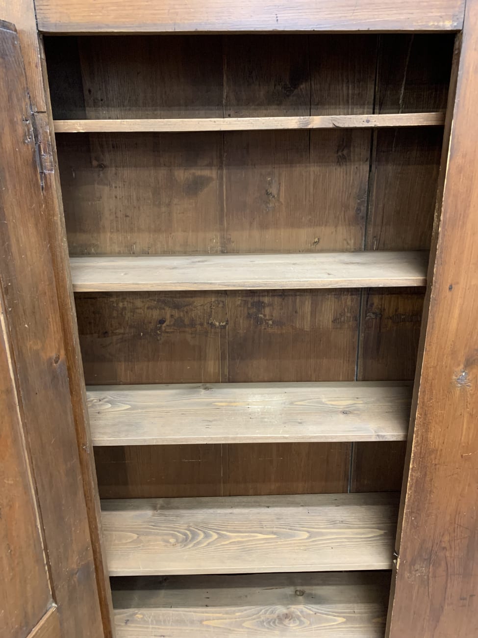 Vintage Wandschrank aus Holz mit offener Regalfläche