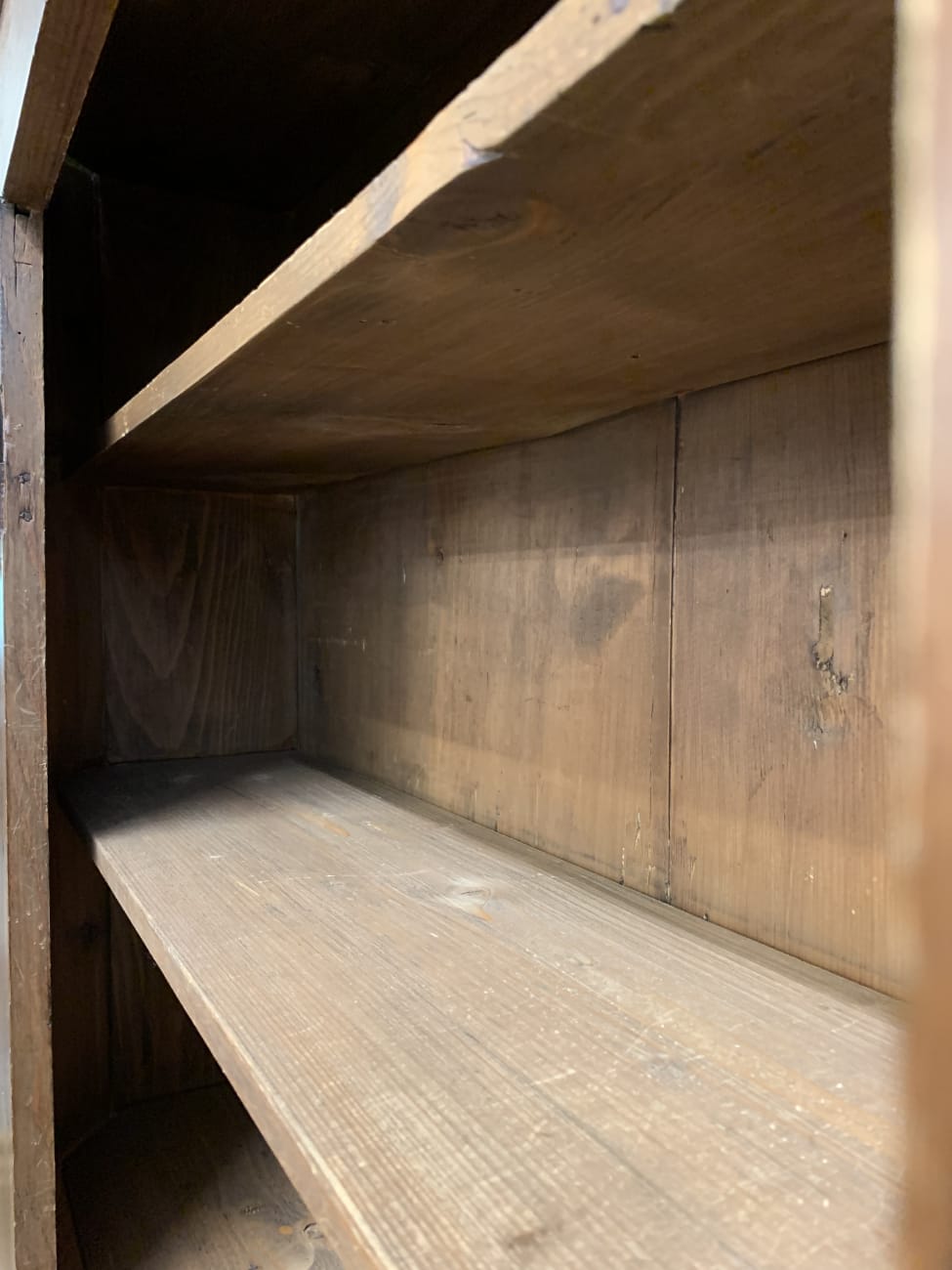 Vintage Wandschrank aus Holz mit offener Regalfläche