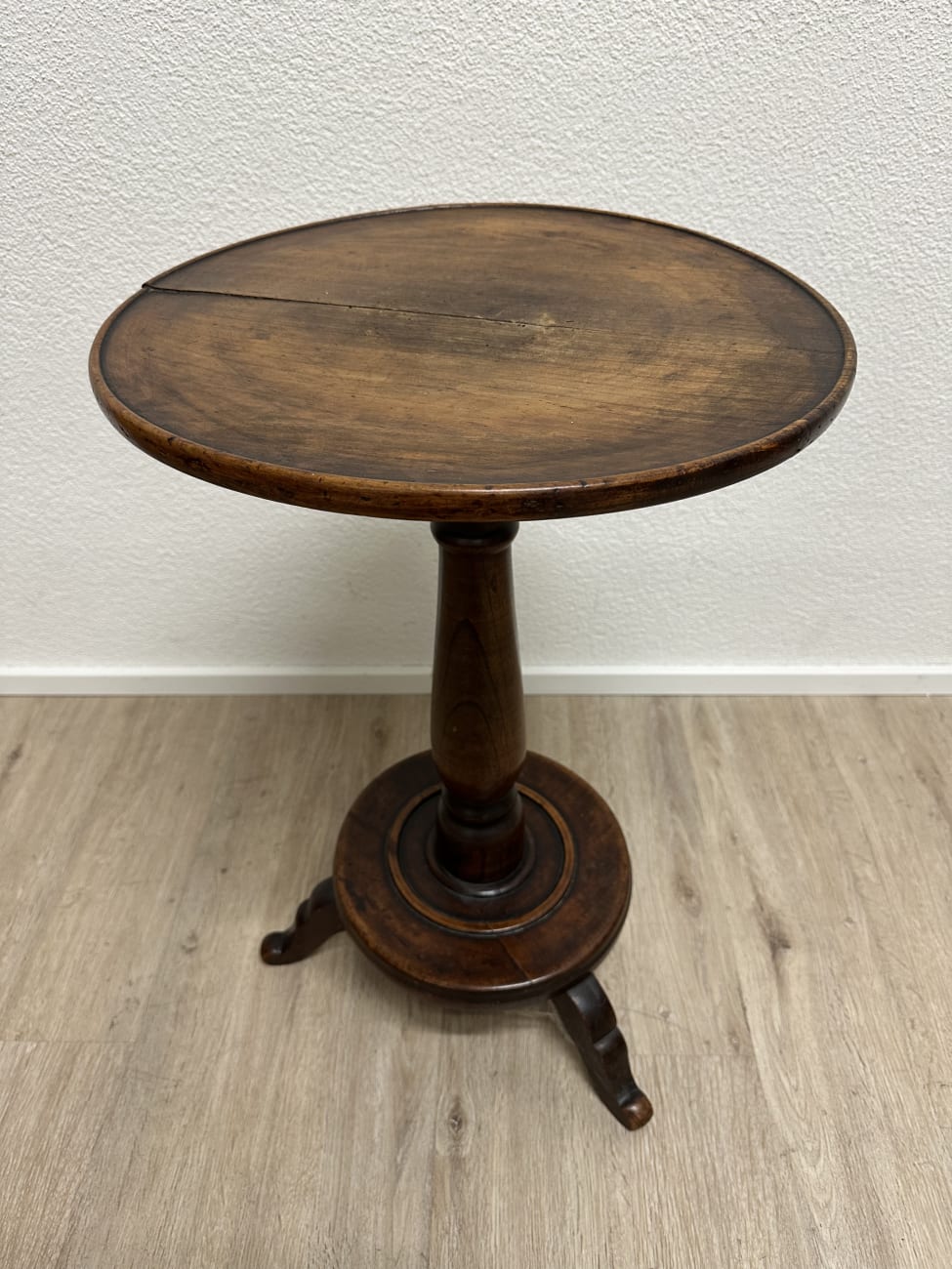 Vintage Beistelltisch rund mit drei Beinen aus Holz