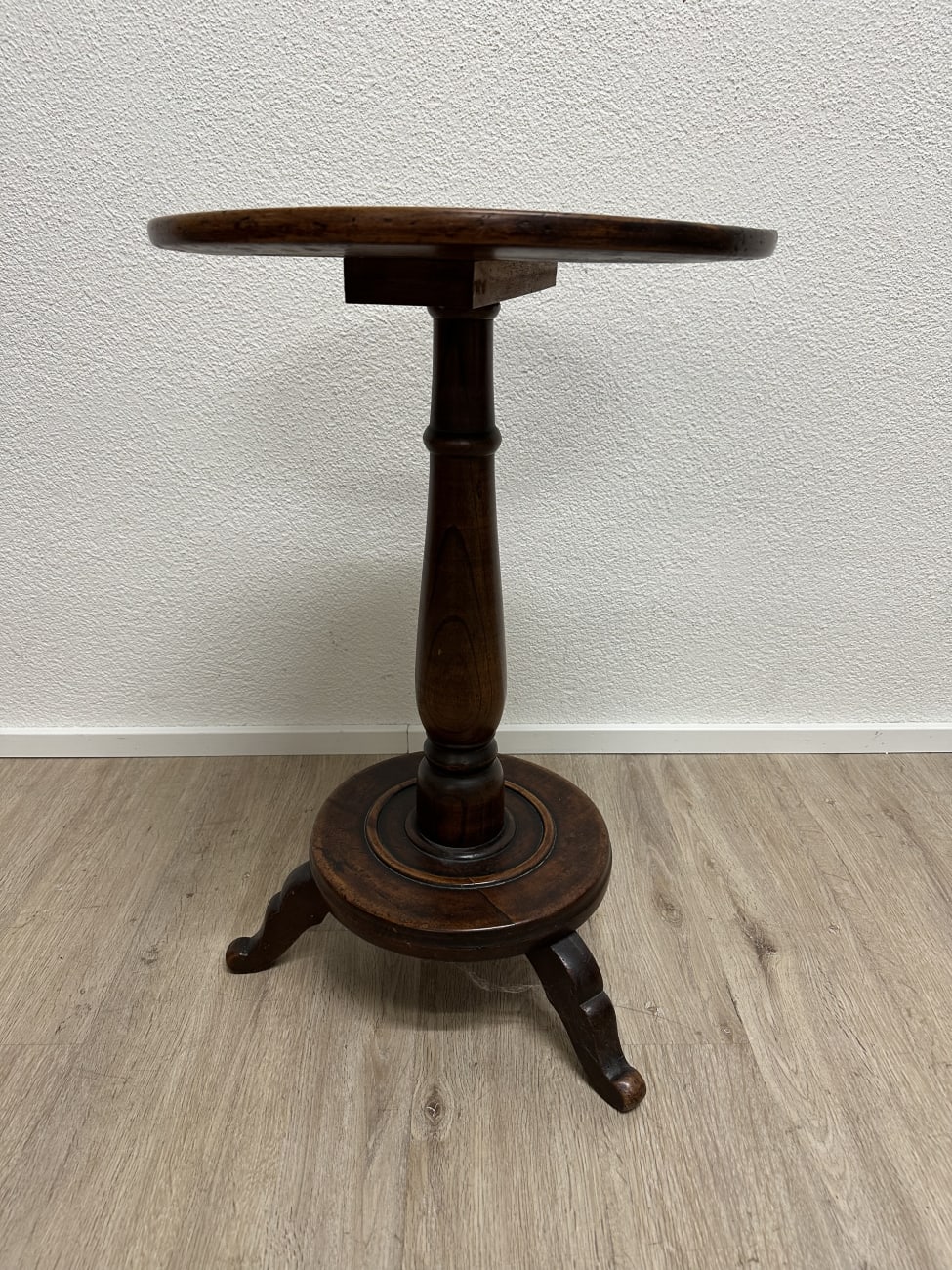 Vintage Beistelltisch rund mit drei Beinen aus Holz