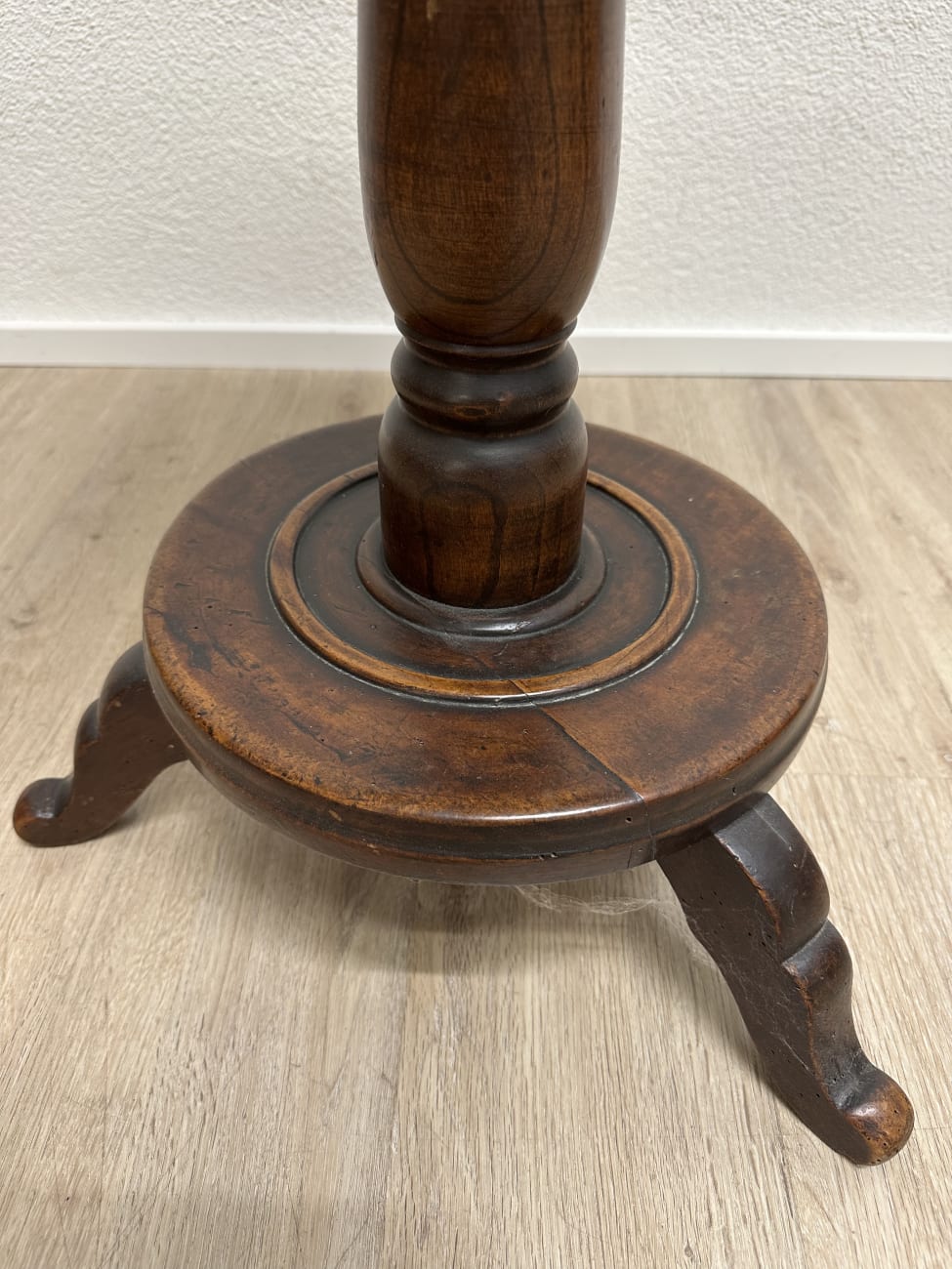 Vintage Beistelltisch rund mit drei Beinen aus Holz