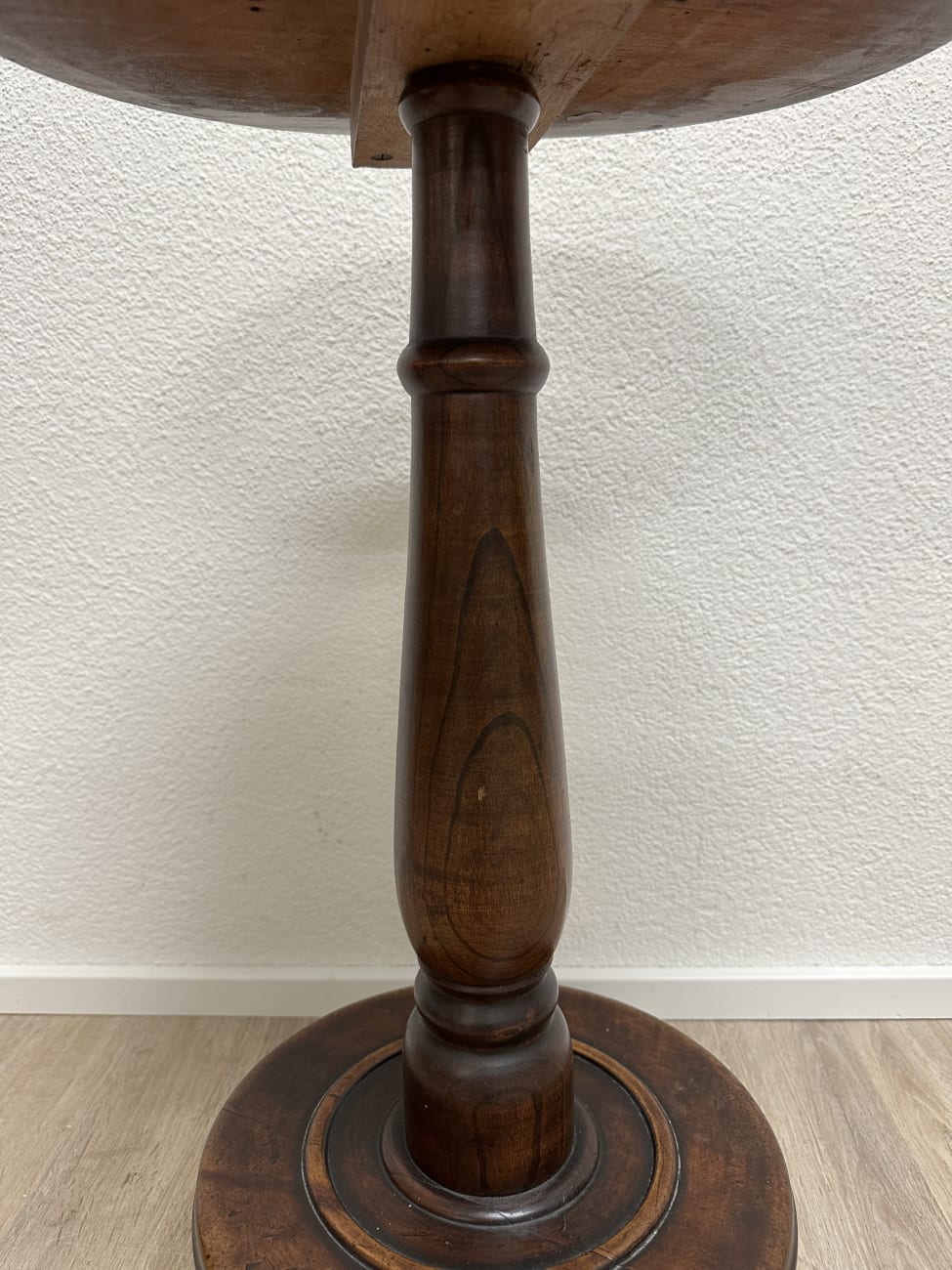 Vintage Beistelltisch rund mit drei Beinen aus Holz