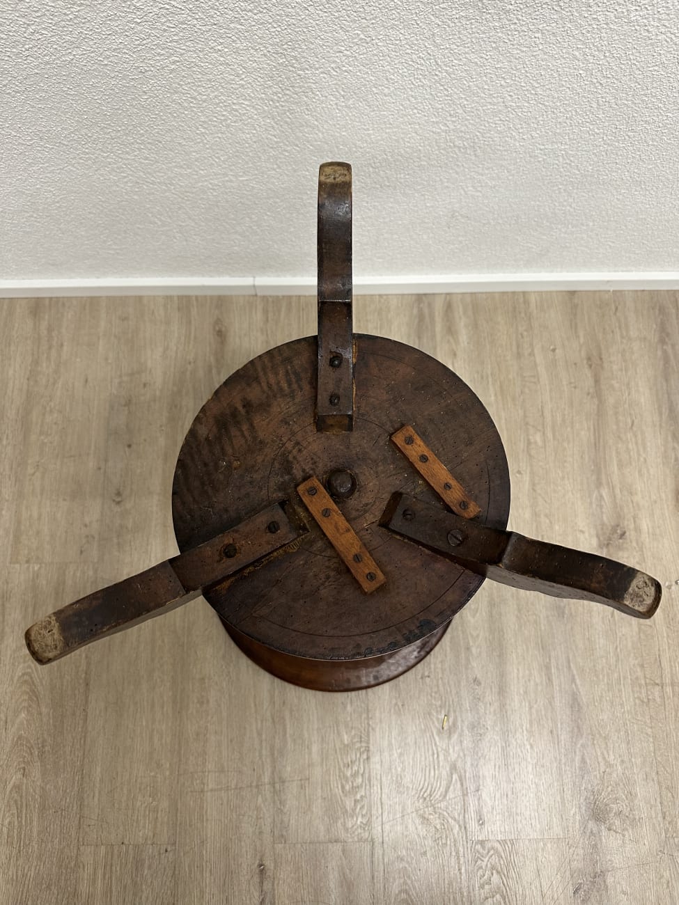 Vintage Beistelltisch rund mit drei Beinen aus Holz