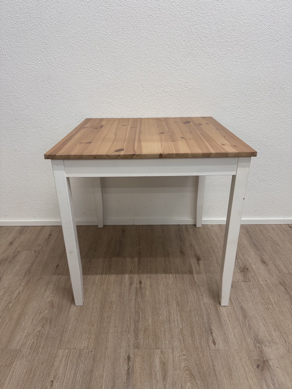 Quadratischer Holztisch mit weissen Beinen 75 x 75 cm