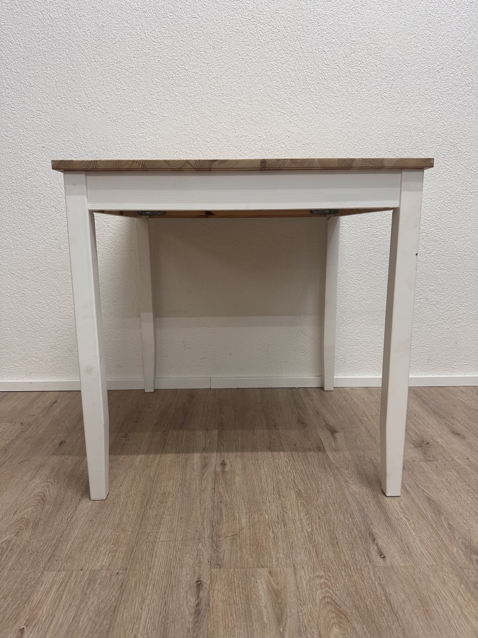 Quadratischer Holztisch mit weissen Beinen 75 x 75 cm