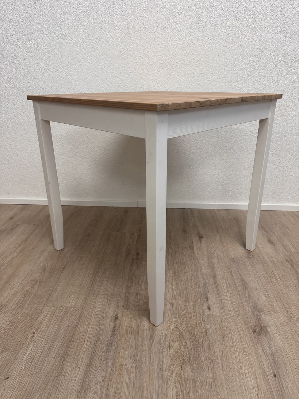 Quadratischer Holztisch mit weissen Beinen 75 x 75 cm