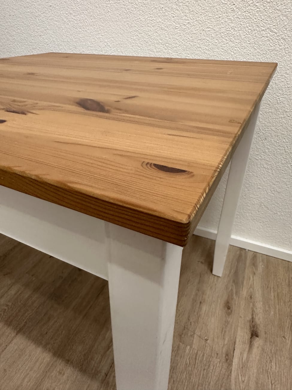 Quadratischer Holztisch mit weissen Beinen 75 x 75 cm