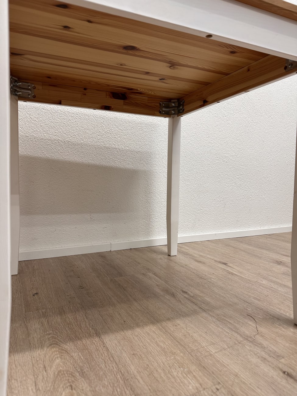 Quadratischer Holztisch mit weissen Beinen 75 x 75 cm