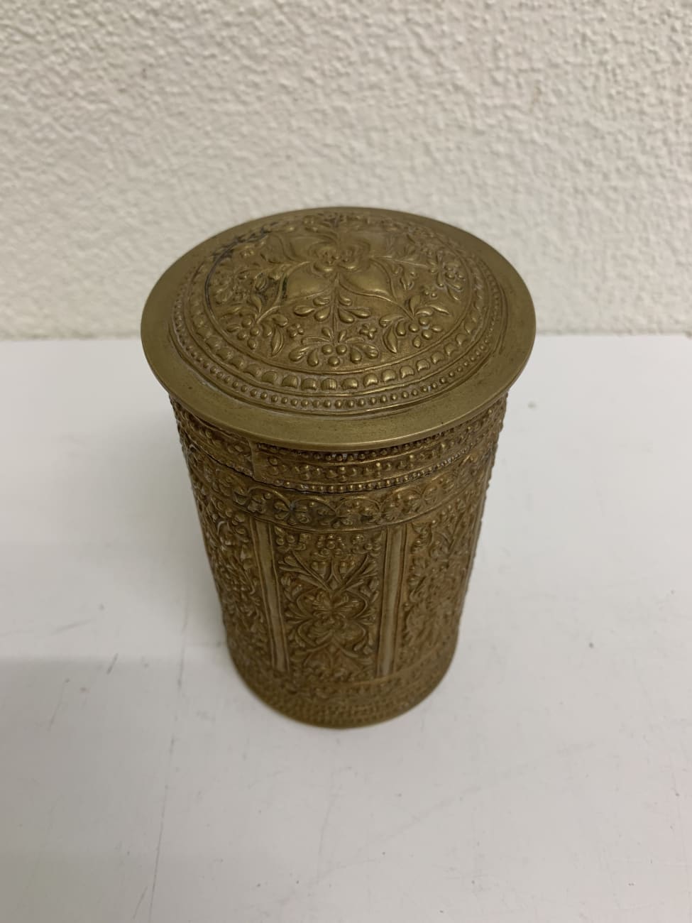 Antike Indische Messingdose mit floralem Reliefdekor – Bild 2
