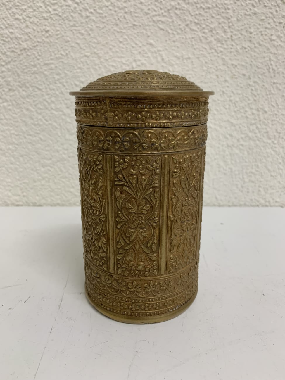 Vintage dekorative Dose mit floralen Reliefs goldfarben