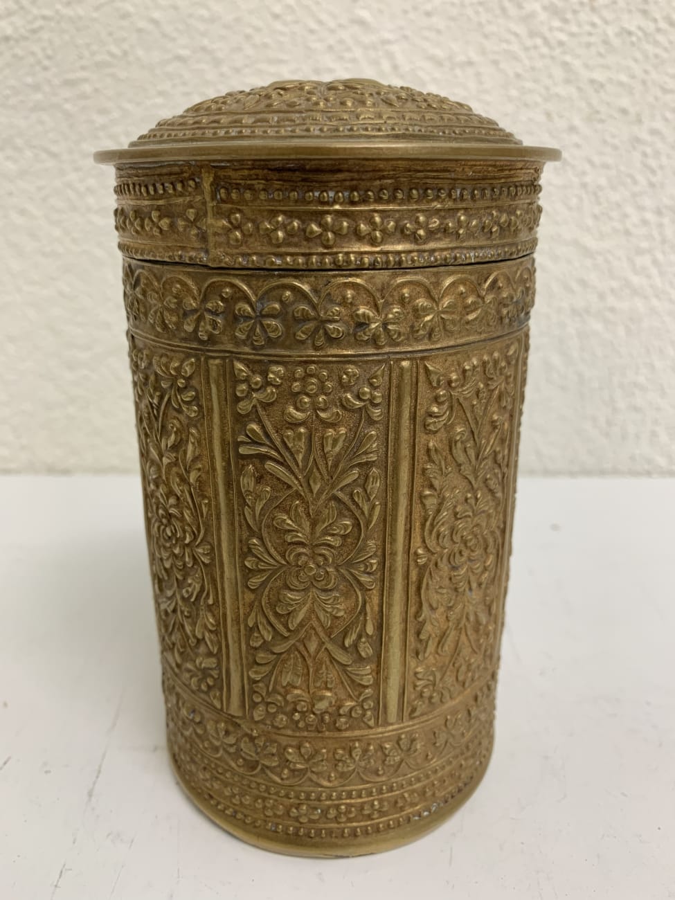 Vintage dekorative Dose mit floralen Reliefs goldfarben
