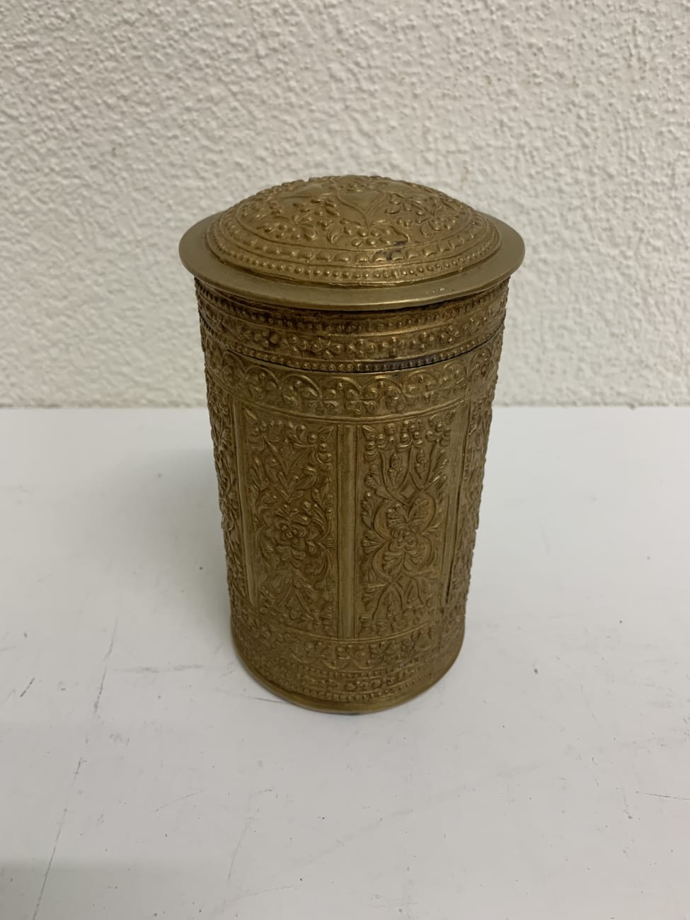Vintage Deko-Behälter mit feiner Ornamentik goldfarben