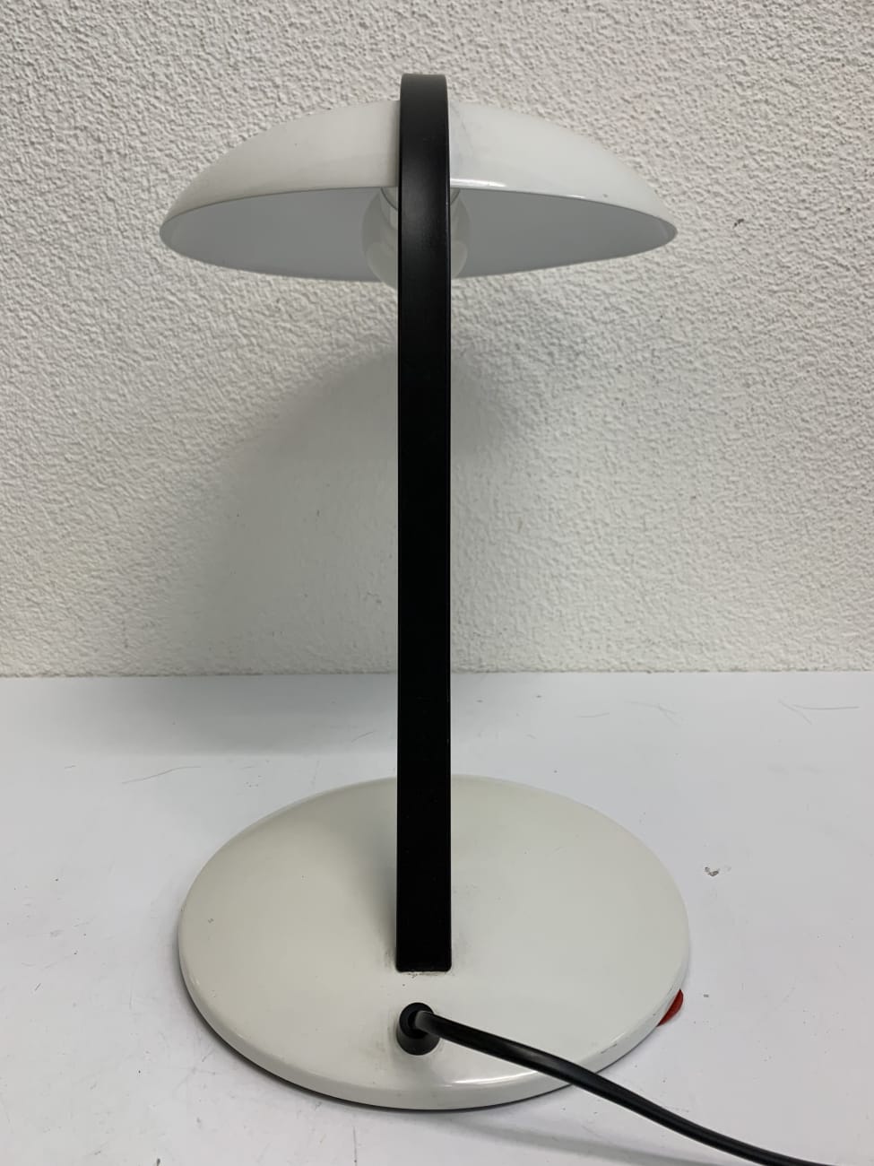 Vintage Tischlampe in Weiss Schwarz mit rundem Metallschirm