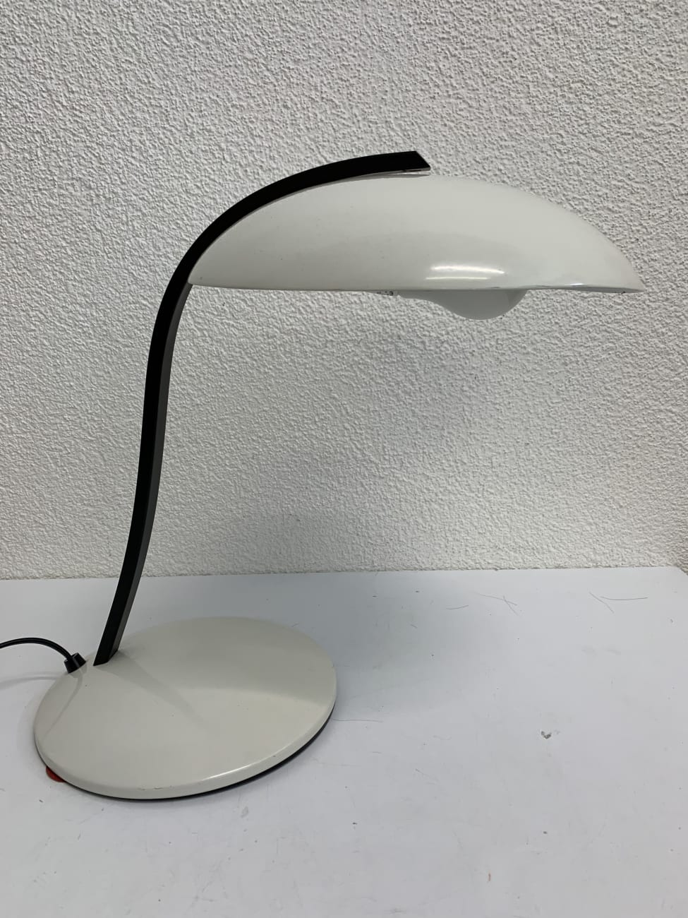 Vintage Tischlampe in Weiss Schwarz mit rundem Metallschirm