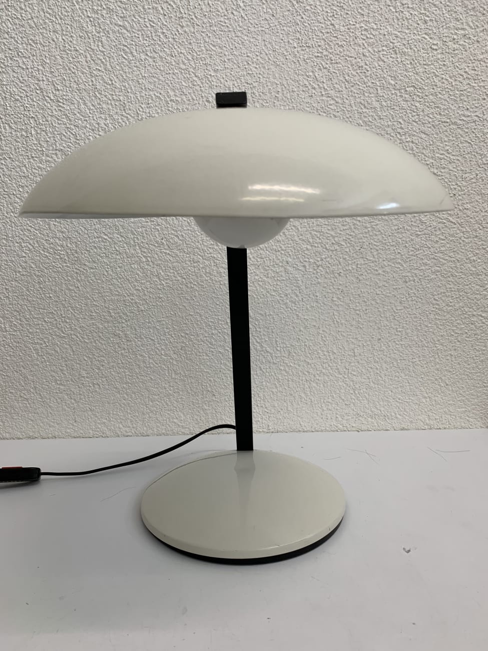 Vintage Tischlampe in Weiss Schwarz mit rundem Metallschirm