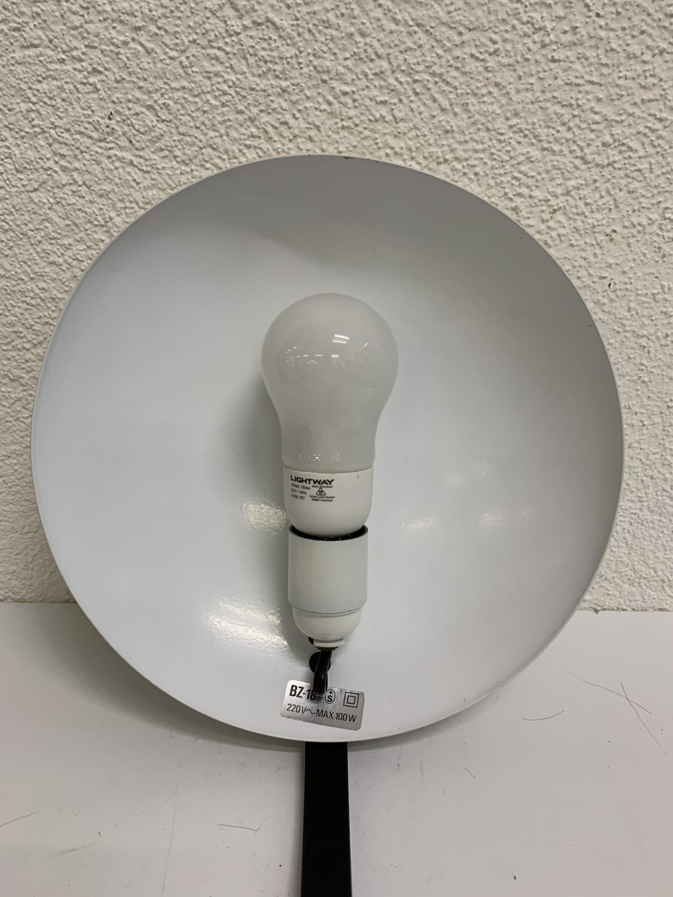 Vintage Tischlampe in Weiss Schwarz mit rundem Metallschirm