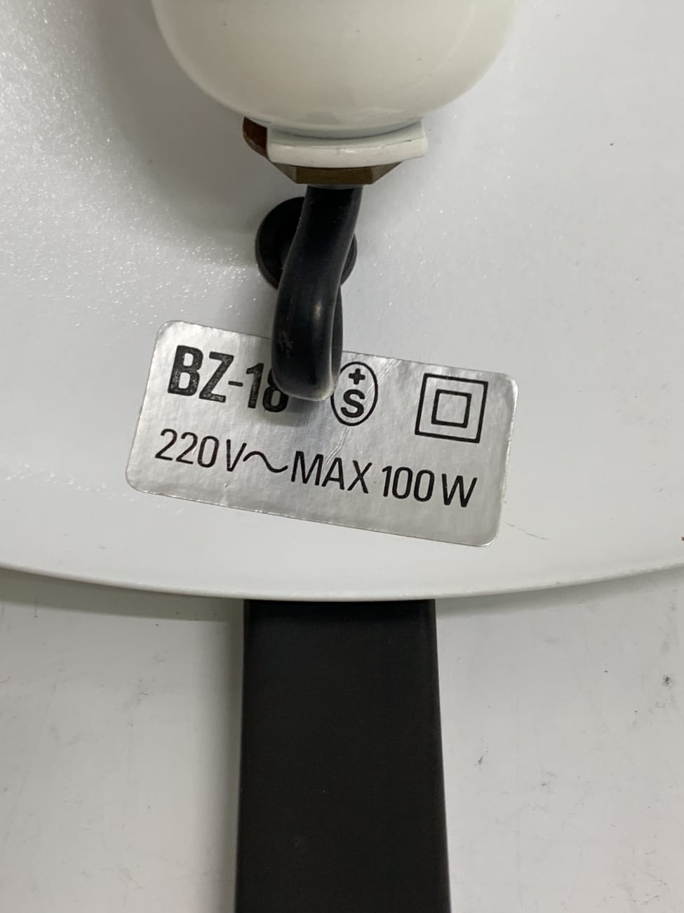 Vintage Tischlampe in Weiss Schwarz mit rundem Metallschirm