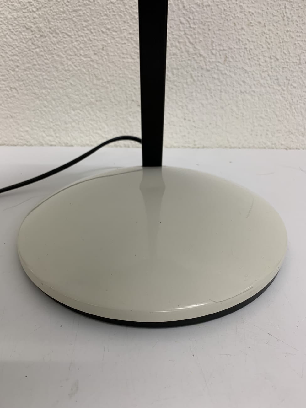 Vintage Tischlampe in Weiss Schwarz mit rundem Metallschirm