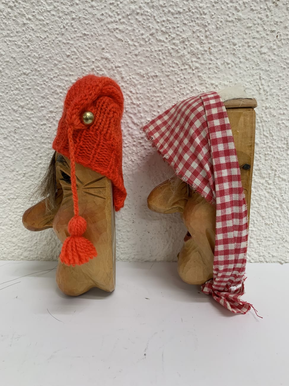 Holz Dekofiguren Kopfpaare mit Mütze und Tuch handgeschnitzt